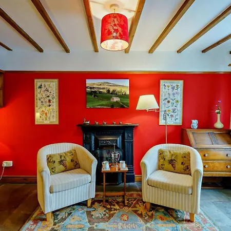 Marys Nyaraló Hawes